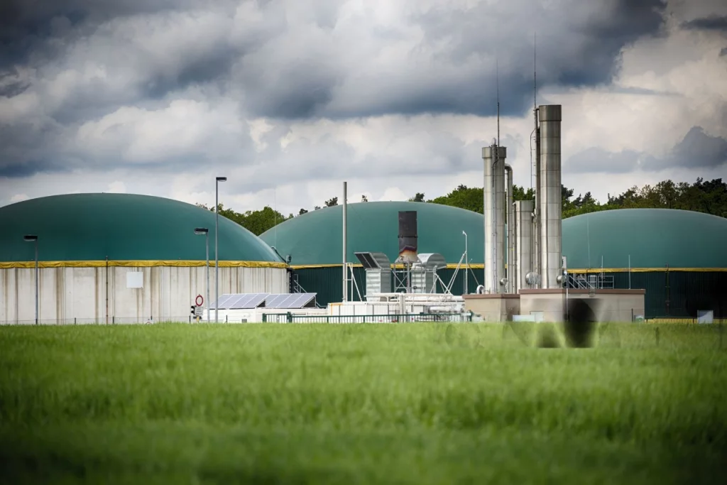 Compressed biogas plant with anaerobic digesters