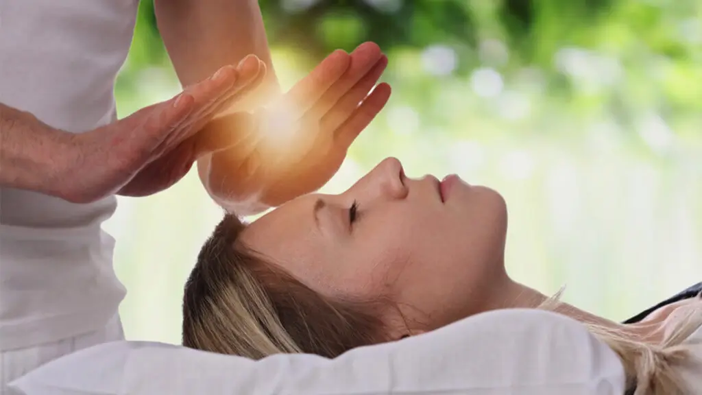 Reiki hands-on energy healing session